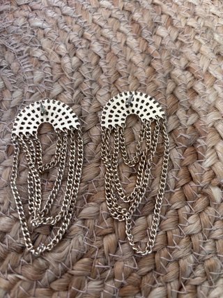 Pendientes largos de bisutería dorados