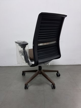 Silla STEELCASE THINK v2 Nueva en caja original