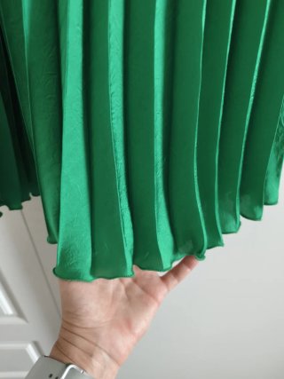 Falda verde satinada tablas talla 40
