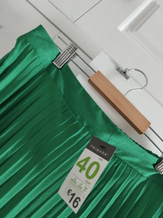 Falda verde satinada tablas talla 40