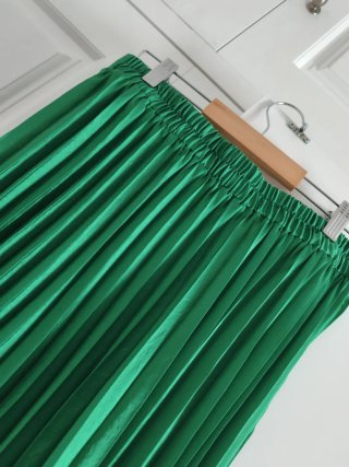 Falda verde satinada tablas talla 40