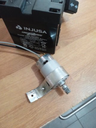 Batería 12 v INJUSA con motor y conector