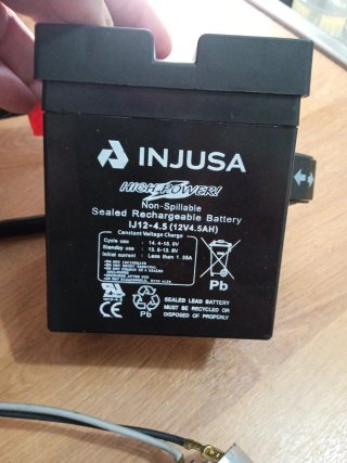 Batería 12 v INJUSA con motor y conector