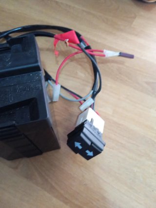 Batería 12 v INJUSA con motor y conector