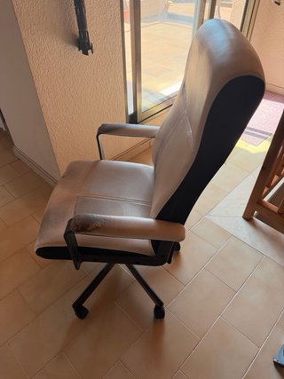 Silla de oficina ergonómica blanca