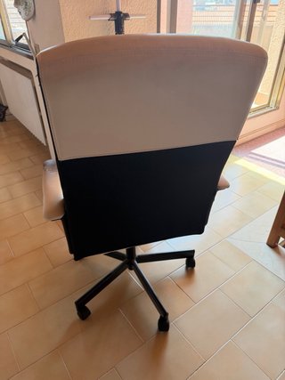 Silla de oficina ergonómica blanca