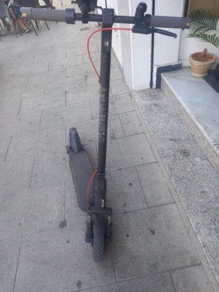Patinete eléctrico con soporte móvil