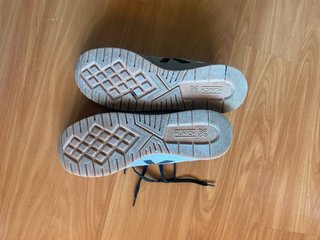Zapatillas Munich grises y rojas