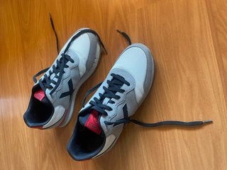 Zapatillas Munich grises y rojas