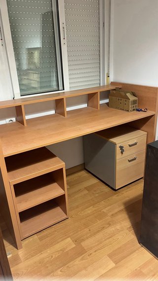 Escritorio de madera con cajonera
