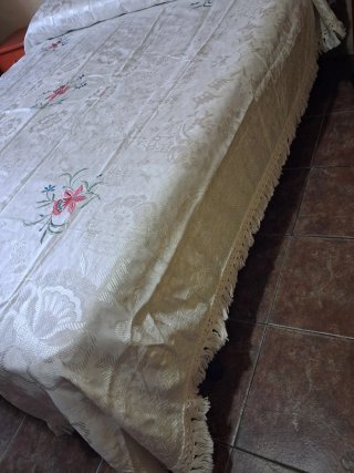 Colcha antigua seda bordada cama 135