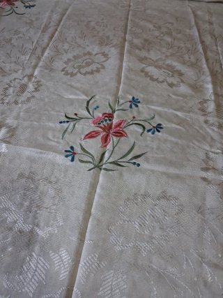 Colcha antigua seda bordada cama 135