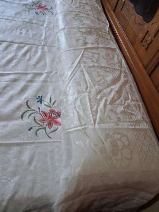 Colcha antigua seda bordada cama 135