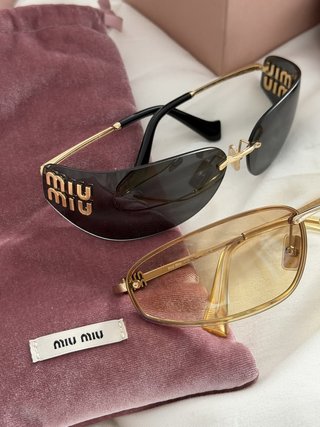 Gafas Miu Miu Negras – Diseño Moderno y Elegante