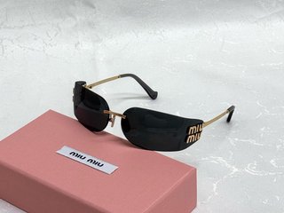 Gafas Miu Miu Negras – Diseño Moderno y Elegante