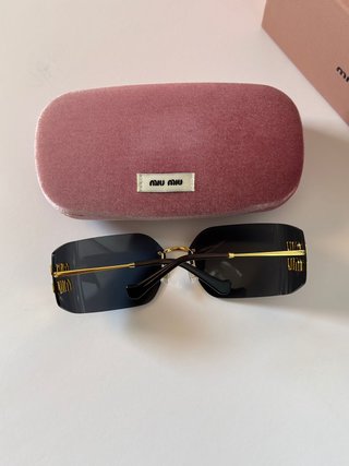 Gafas Miu Miu Negras – Diseño Moderno y Elegante
