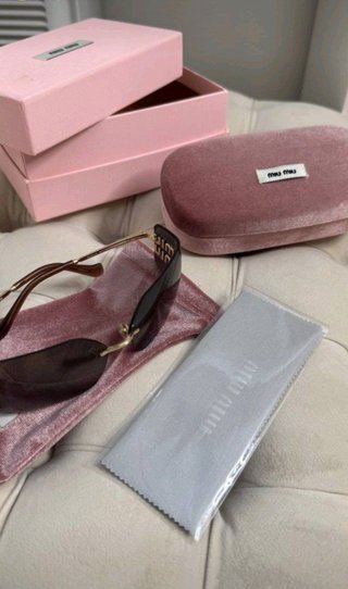 Gafas Miu Miu Negras – Diseño Moderno y Elegante