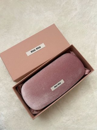 Gafas Miu Miu Negras – Diseño Moderno y Elegante
