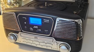 Tocadiscos JVC de color negro y plateado