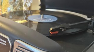 Tocadiscos JVC de color negro y plateado