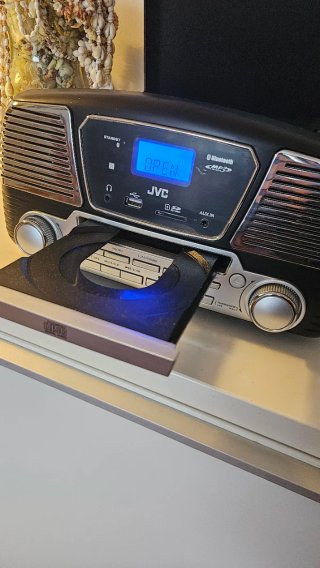 Tocadiscos JVC de color negro y plateado