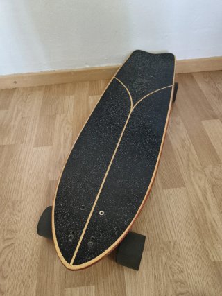 Longboard con diseño de ola
