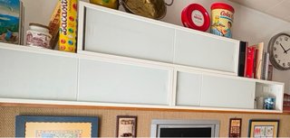 Estantería blanca con puertas correderas cristales