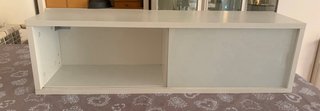 Estantería blanca con puertas correderas cristales