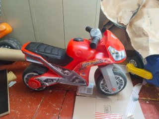 Moto infantil roja y negra