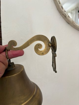 Campana de latón con cuerda y bola decorativa