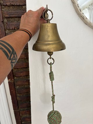 Campana de latón con cuerda y bola decorativa