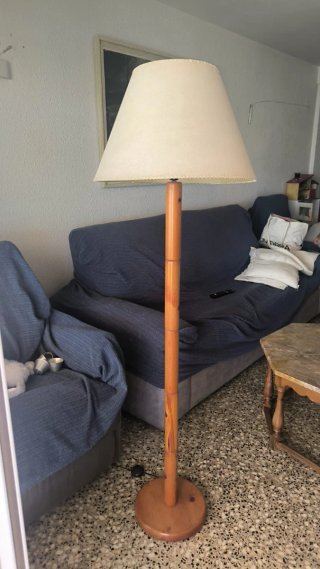 Lámpara de pie de madera y tela