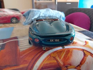 Coche a escala 1:18