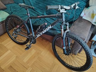 Bicicleta MTB B'Twin y rodillo para interiores