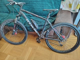 Bicicleta MTB B'Twin y rodillo para interiores