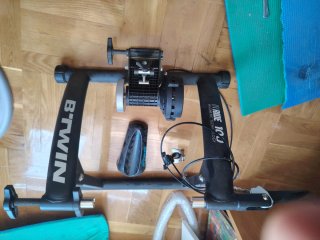 Bicicleta MTB B'Twin y rodillo para interiores