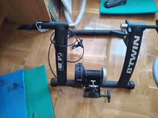 Bicicleta MTB B'Twin y rodillo para interiores