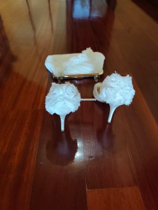 Sandalias talla 37 y bolso de mano marfil