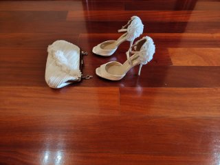 Sandalias talla 37 y bolso de mano marfil