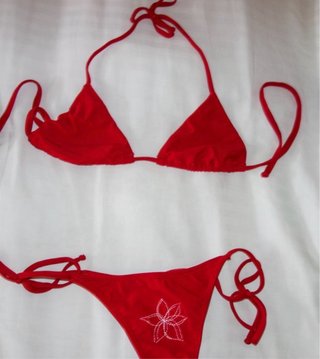Bikini rojo con estampado floral