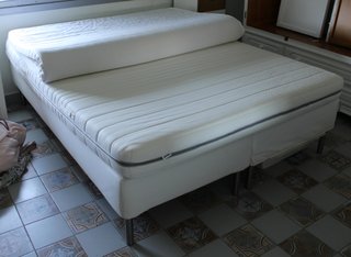 Cama tapizada tela blanca