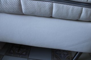 Cama tapizada tela blanca