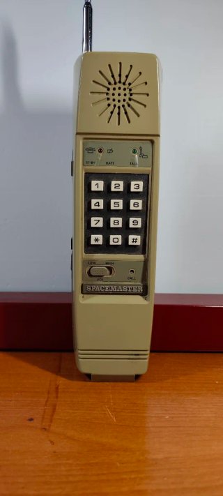 Teléfono móvil antiguo con funda.