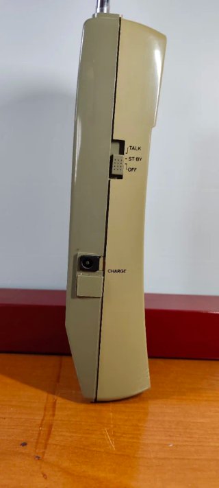 Teléfono móvil antiguo con funda.