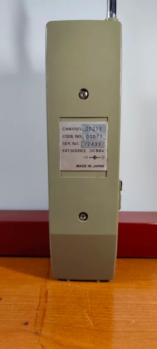 Teléfono móvil antiguo con funda.