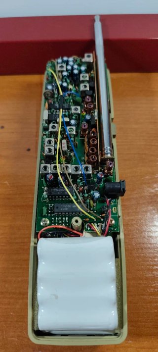 Teléfono móvil antiguo con funda.