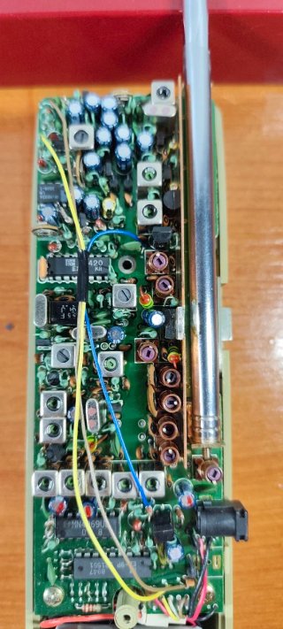 Teléfono móvil antiguo con funda.