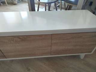 Mueble de salón blanco y madera