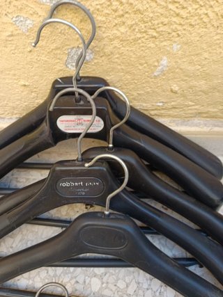 Lote 5 Perchas Plástico Negro + 4 de regalo