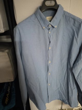 Camisa azul marca A